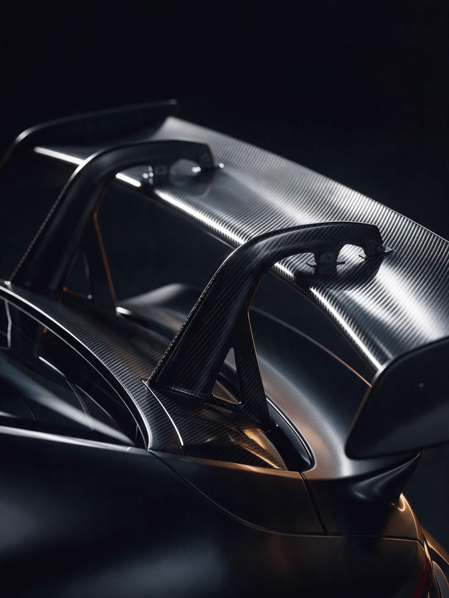 Carbon-fibre rear wing on swan-neck mounts
